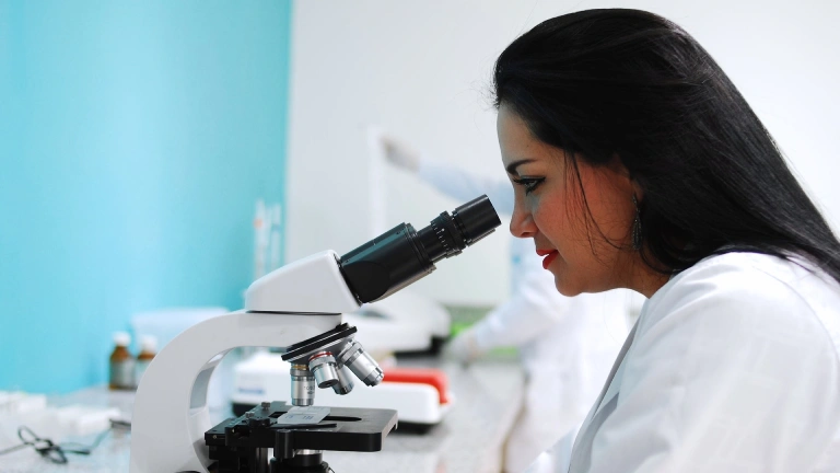 microscopio mulher
